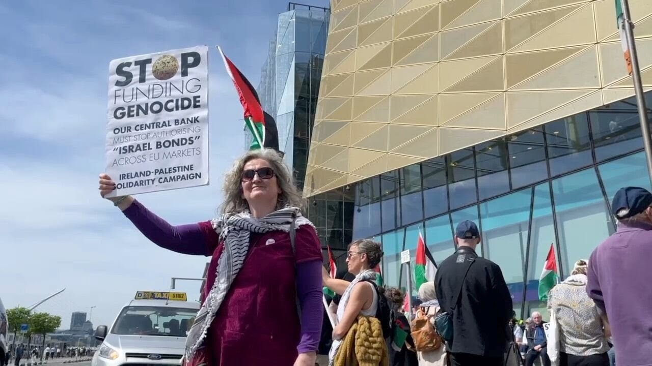 Protestors demand that the Central Bank stops regulating Israel bonds