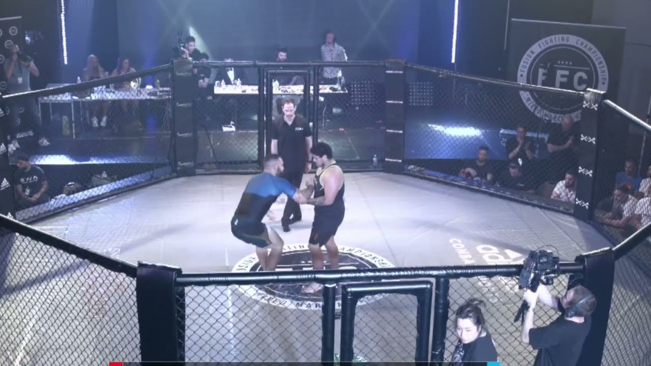 Crazy Arm Lock In Heavyweight Match