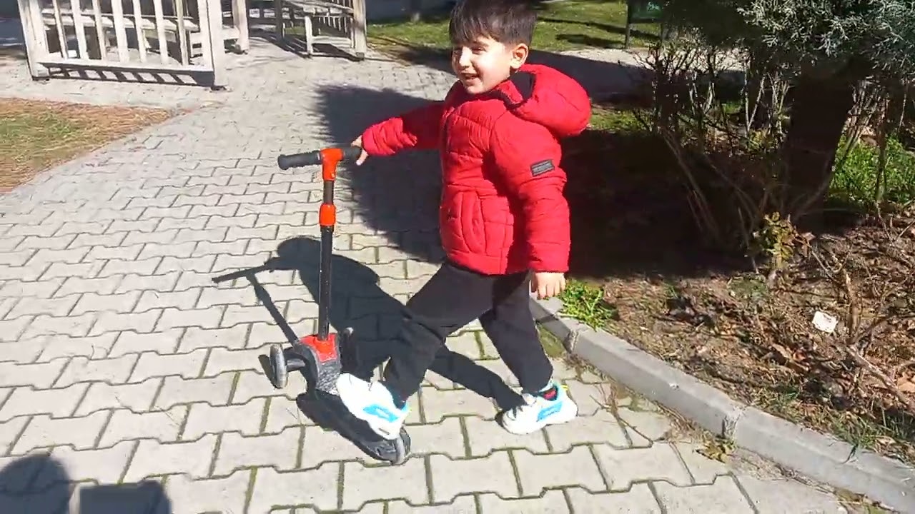 GÜNEŞLİ HAVAYI GÖREN GÜNEY DURUR MU? HEMEN SCOOTER’INI KAPTI  PARKIN YOLUNU TUTTU