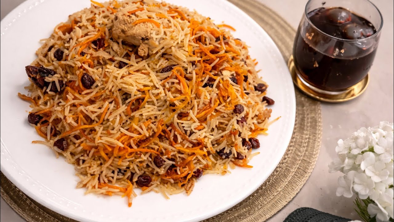 اين مرغ پلو بسيار خوشمزه است حتمن يك بار امتحان كنيد This chicken rice is insanely good.t! 