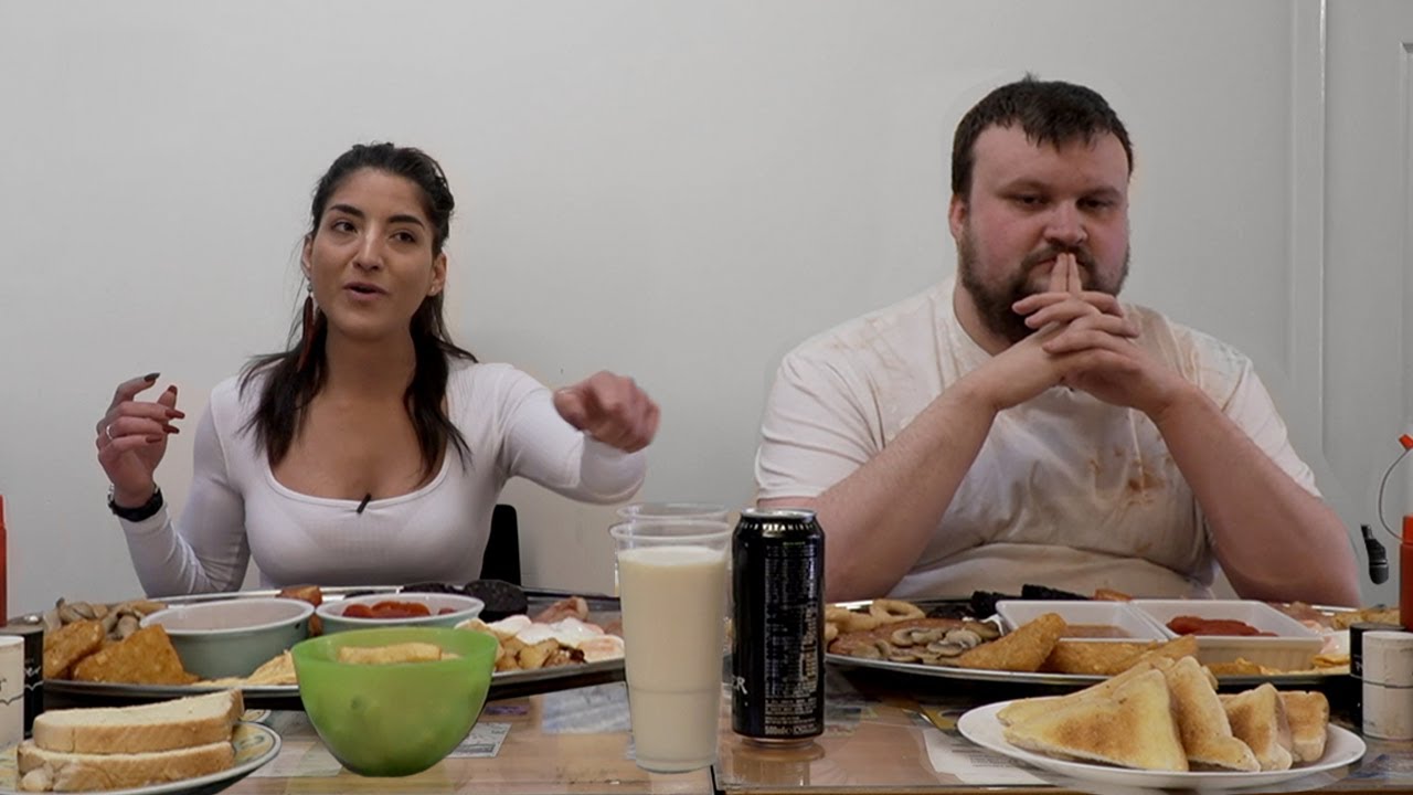 8LB Mega Monster Full English Breakfast challenge || Girl Vs Builder || Corner Cafe || #onthetools