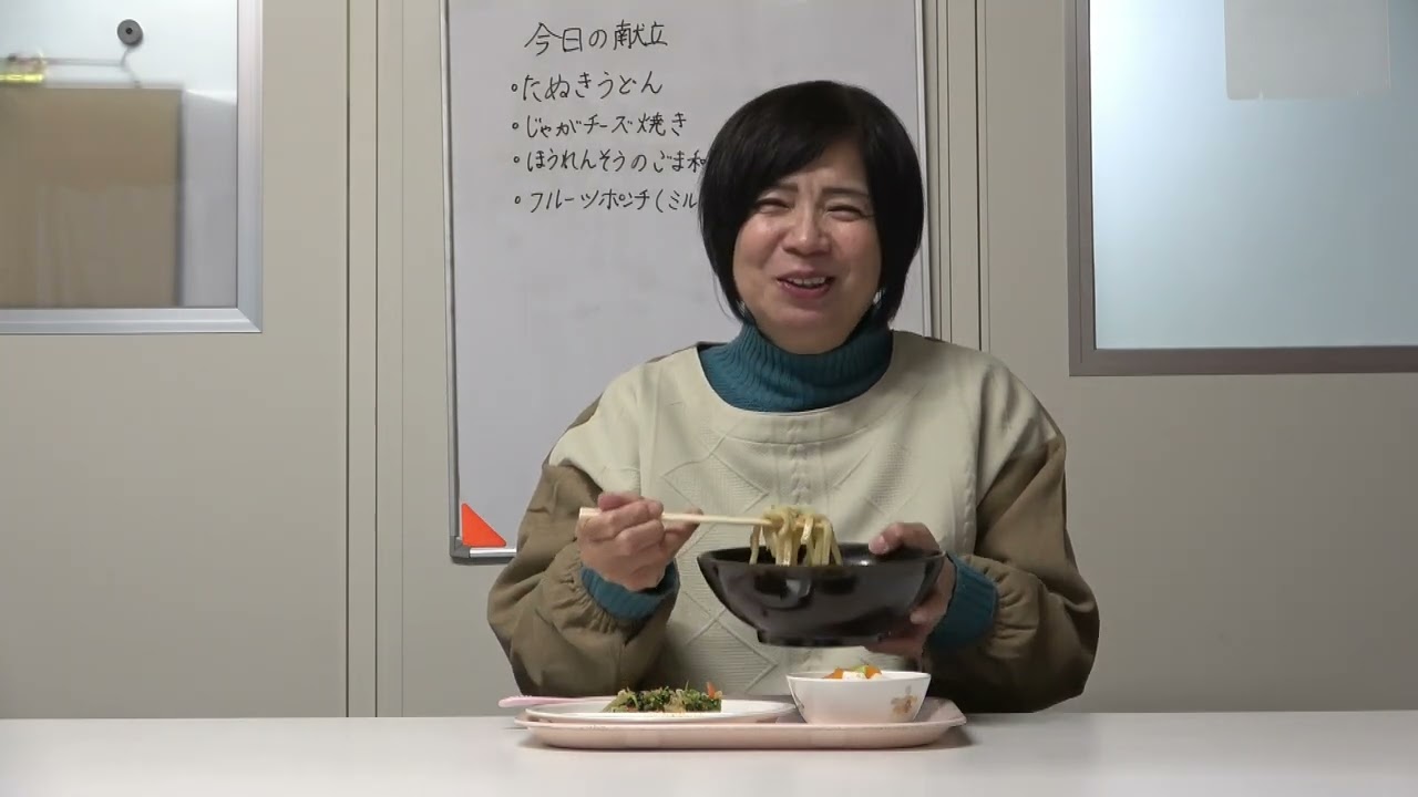 ともべ幼稚園　今日の給食「たぬきうどん」を食べる