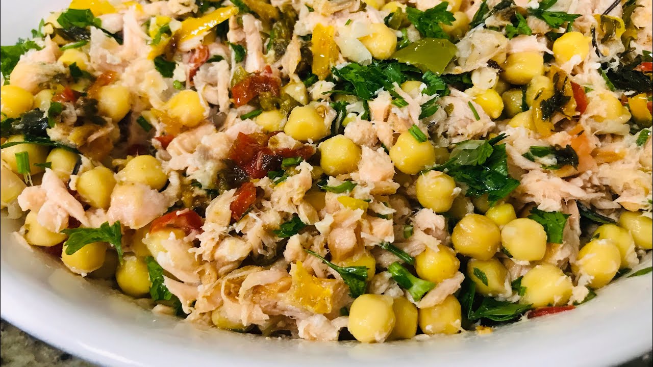 JÁ COMERAM SALADA DE GRÃO DE BICO COM SALMÃO GRELHADO ?? DELÍCIAAA!! ❤️😋😋