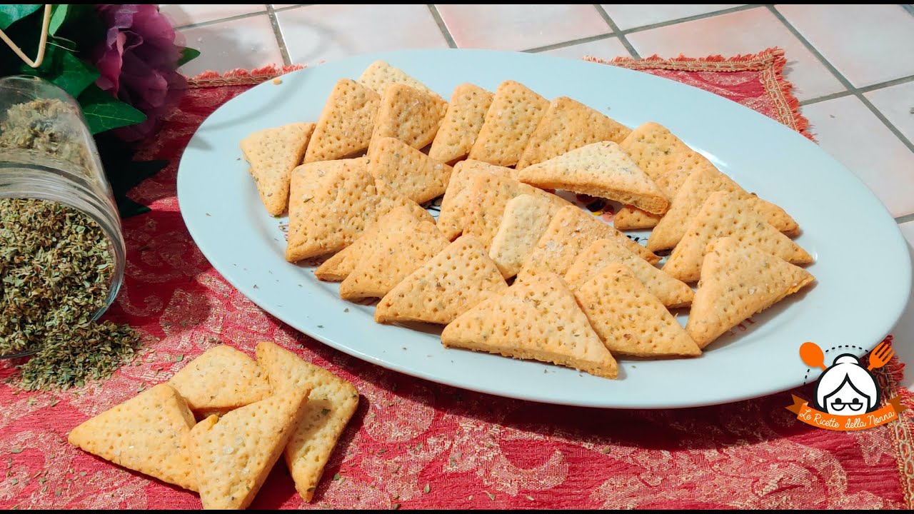 UN ANTIPASTO BUONO E VELOCE: TRIANGOLI DI FROLLA AL FORMAGGIO