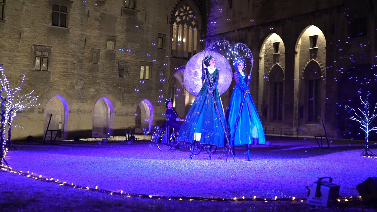 Les Allumeurs d'Etoiles dans la Cour d'Honneur du Palais des Papes Avignon - Sans public présentiel