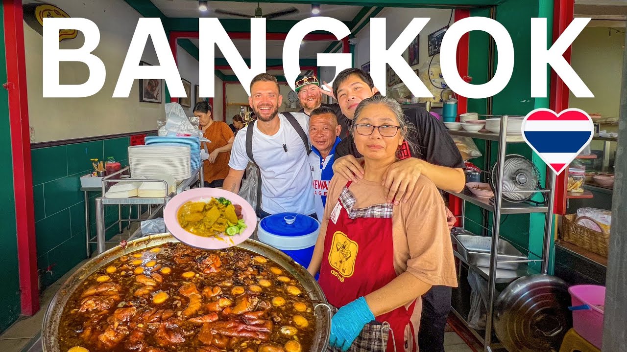 SHOWING A FOREIGN CHEF ABOUT THAI STREET FOOD 🇹🇭 Next Level Thai Food in Bangkok
