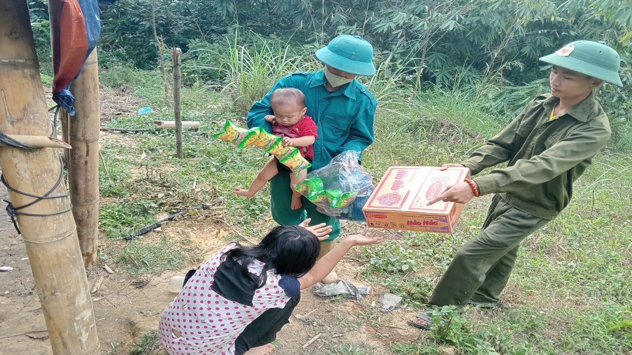 crazy mom. / got help from 2 policemen on patrol.@Lyxuanca-22