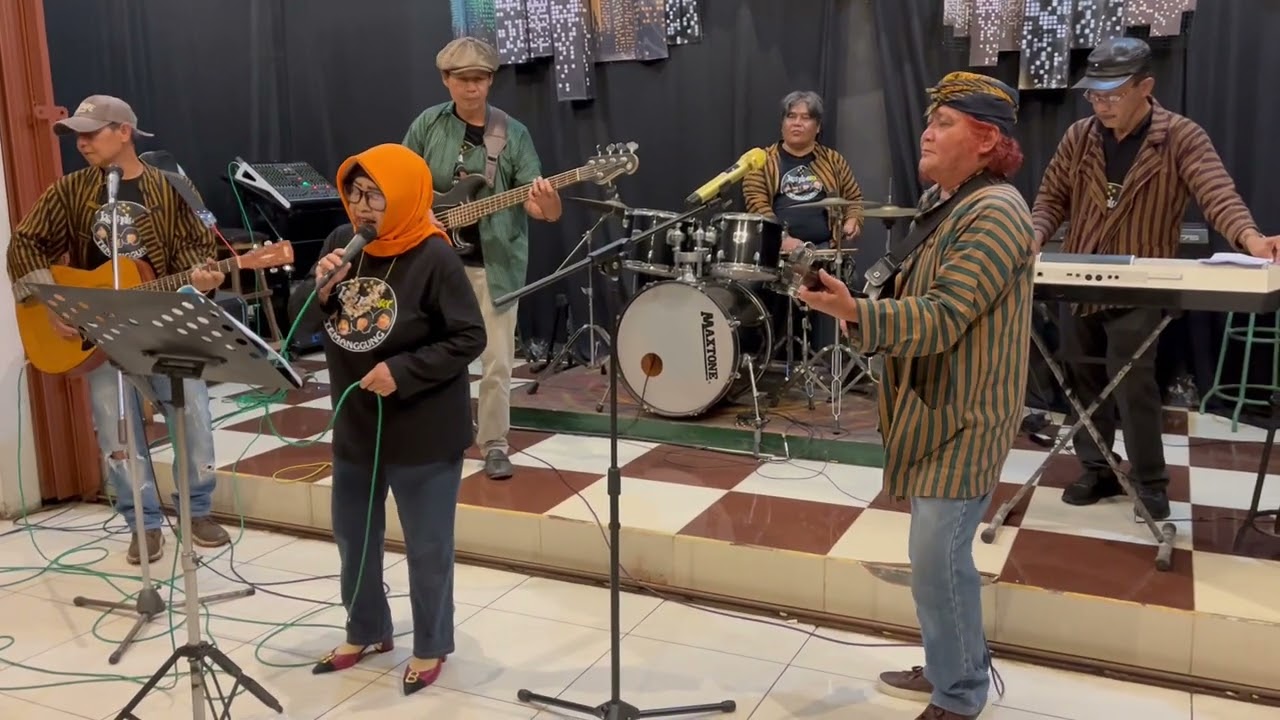 Cover lagu “Keroncong Pertemuan” for Tahun Baru at Oemah Keboen Resto