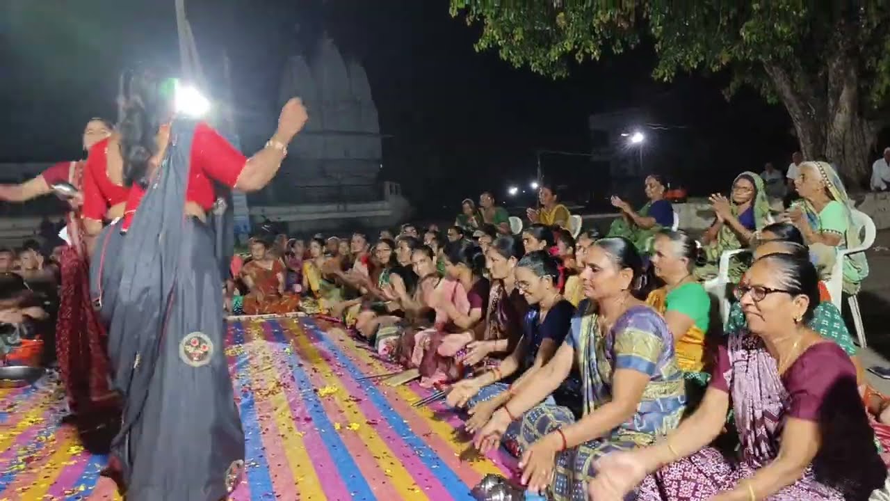 જાગો જાગો હરે ત્રિપુરારી જટાળા જોગીન્દર!સ્વર... આશાબેન પટેલ,.ભજન નીચે લખેલું છે. કૃષ્ણ મહિલા મંડળ.