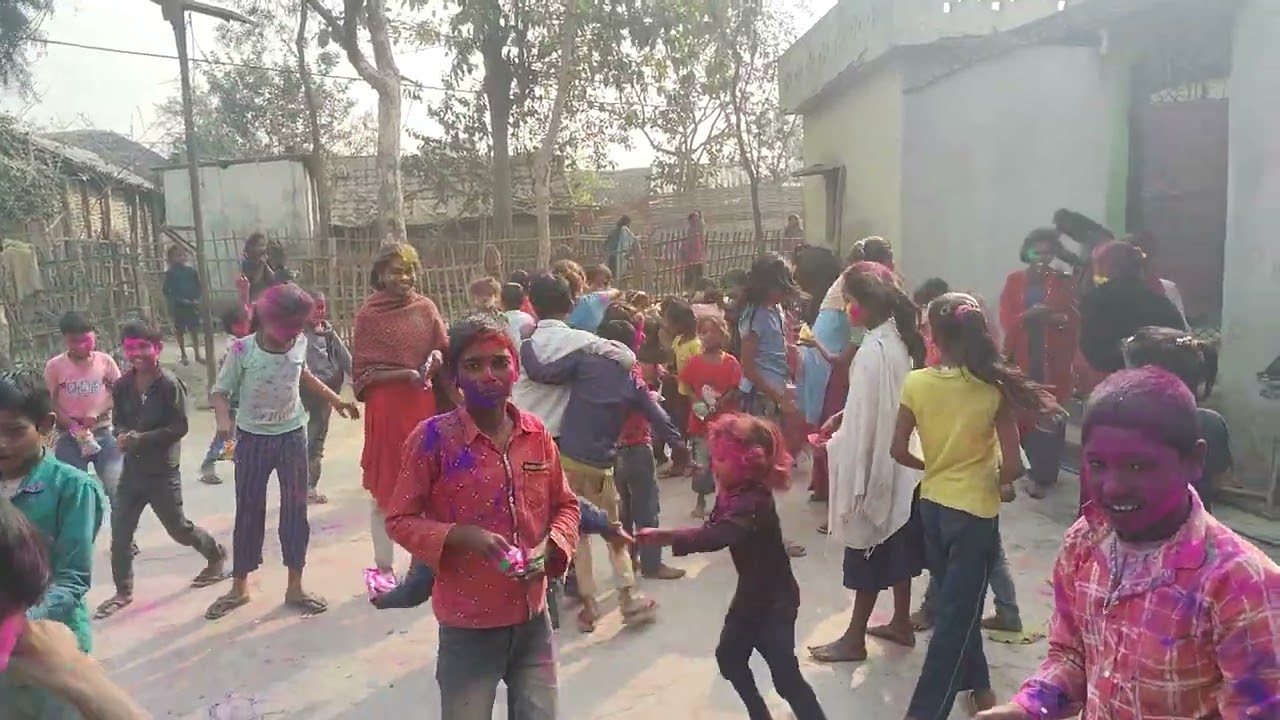 छुट्टी के बाद बच्चों ने खेला होली