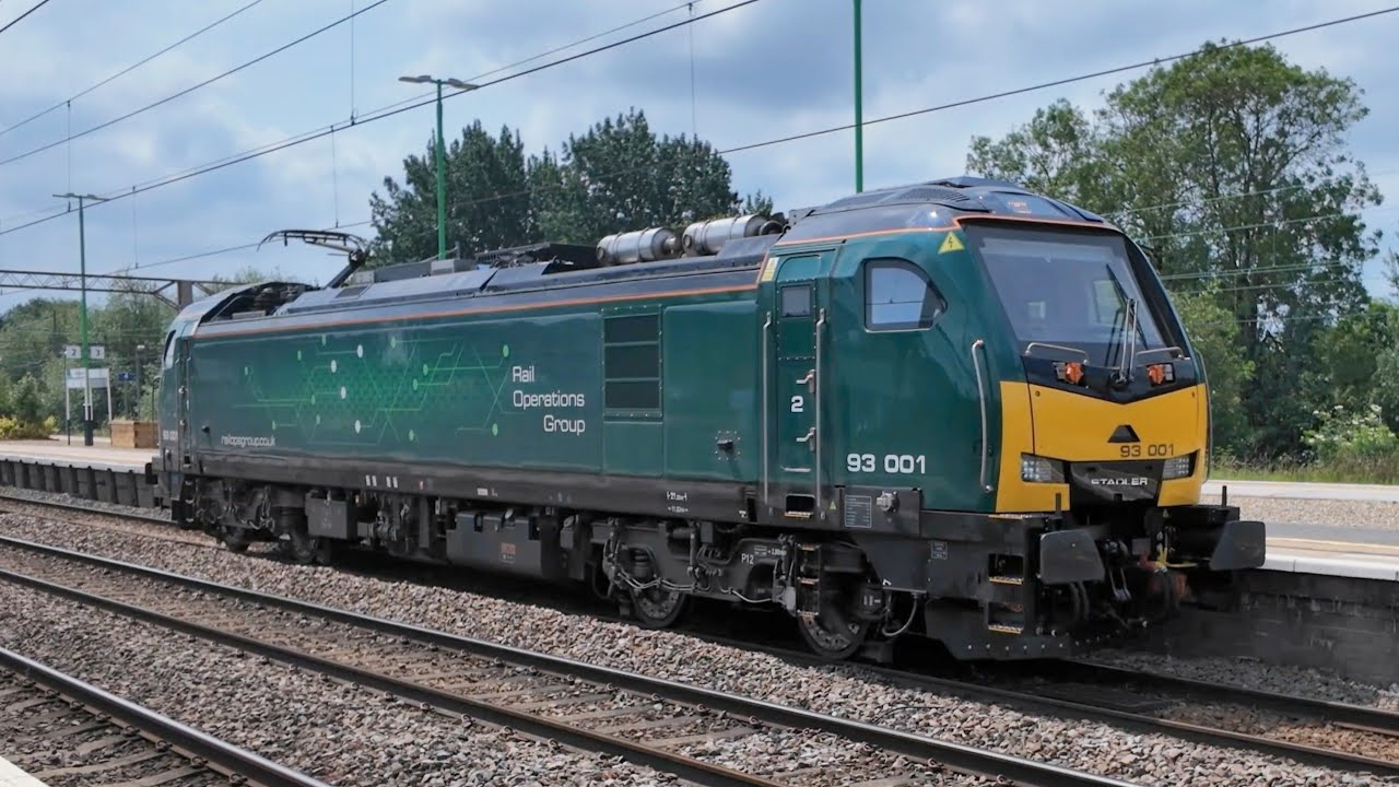 Class 93 Tri-Mode loco at Northampton
