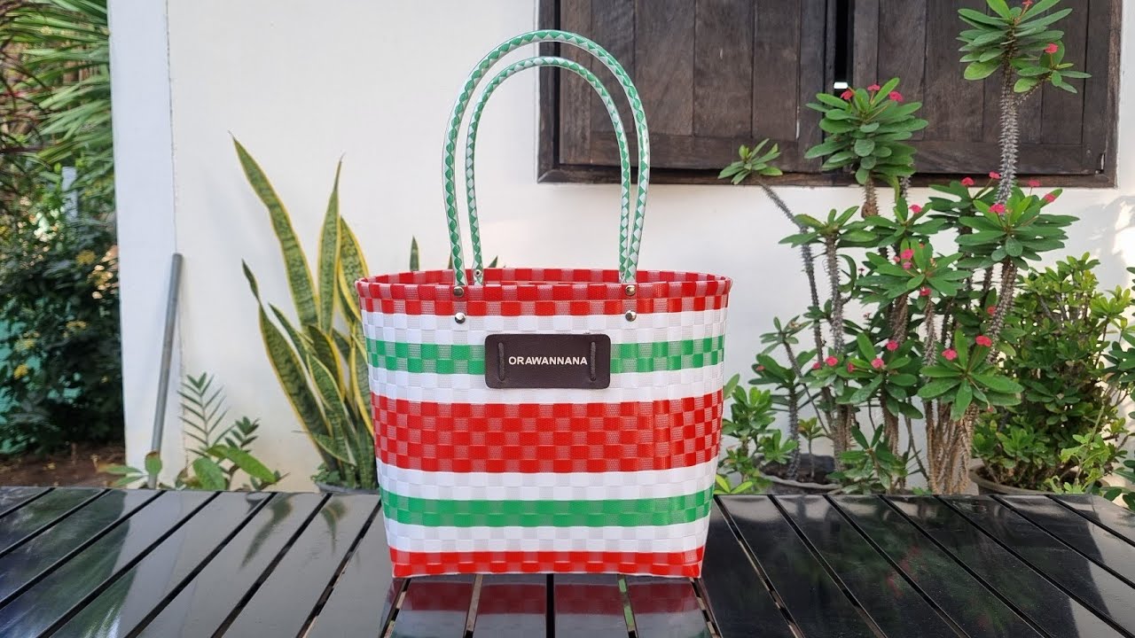 วิธีสานกระเป๋าตรีมคริสต์มาส | Woven plastic bag art ideas.