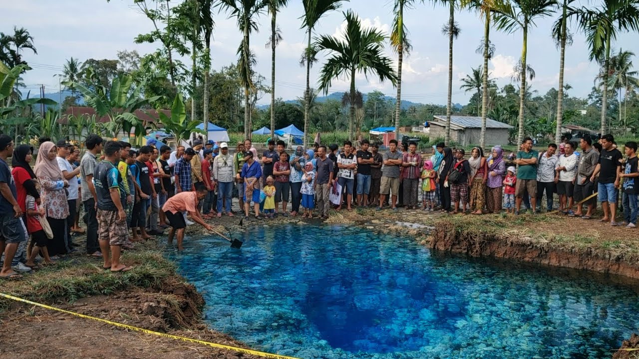 MENGERIKAN BIKIN JANTUNGAN‼️PEMILIK SINKHOLE VIRAL MELAKUKAN PEMBERSIHAN  DIDEKAT BIBIR SINKHOLE
