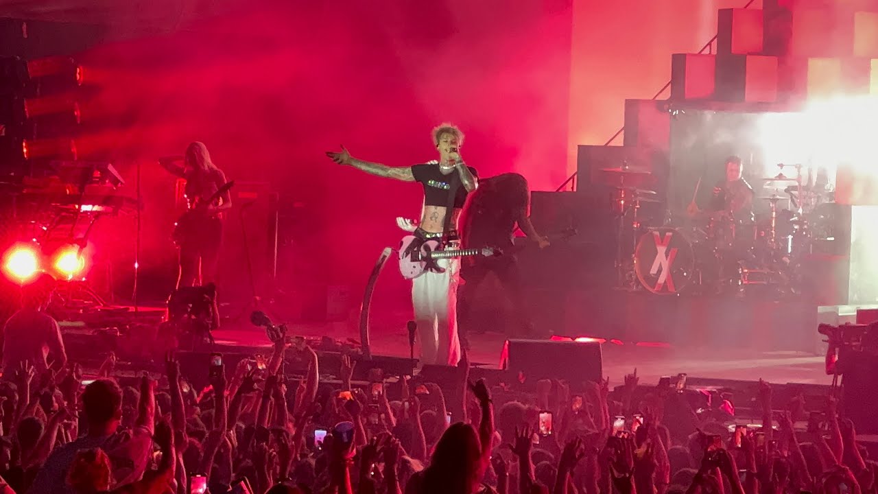 Machine Gun Kelly - bloody valentine + speech about Budapest (live in Budapest, 2023)