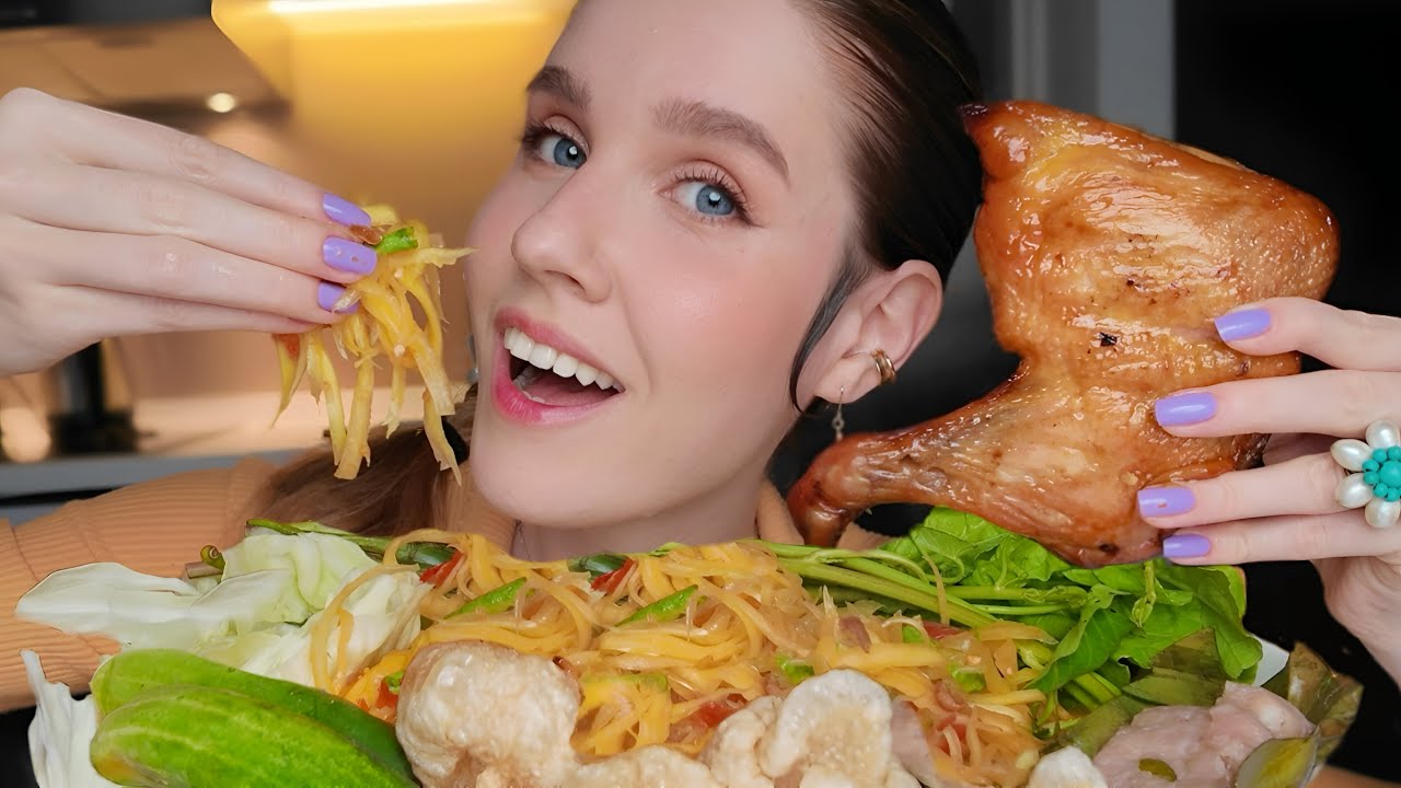 ЛУЧШИЙ острый салат из папайи 🔥 и жареная курица 🍗 МУКБАНГ