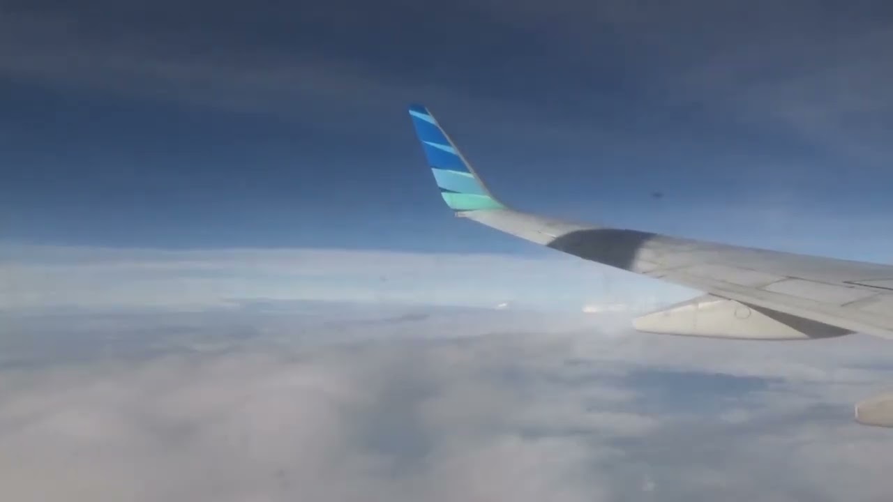 Gerimis Mengantar, Jakarta Menanti: Penerbangan Pagi Garuda Dari Bali 