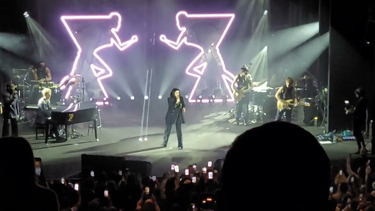 Laura Pausini - Un buon inizio - live @ Teatro Carcano - 27/02/2023 #Laura30