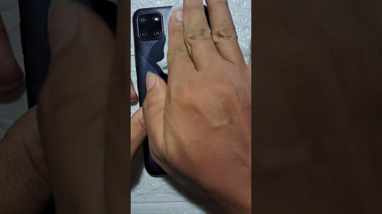 Cara Bersihkan Sisa Bekas Lem Stiker Garskin Di HP