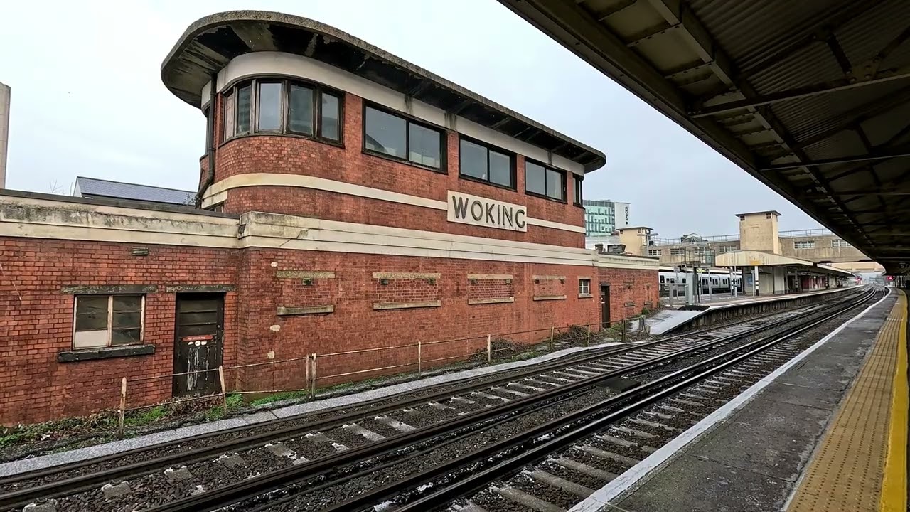 Light Snow At Woking Railway Station - Tuesday 6th January 2026 | kittikoko