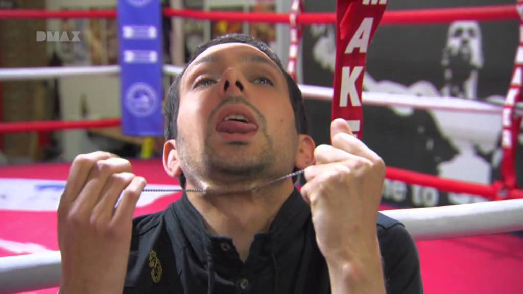 Dynamo magie impossibili: una polo attraverso la pelle, shock!