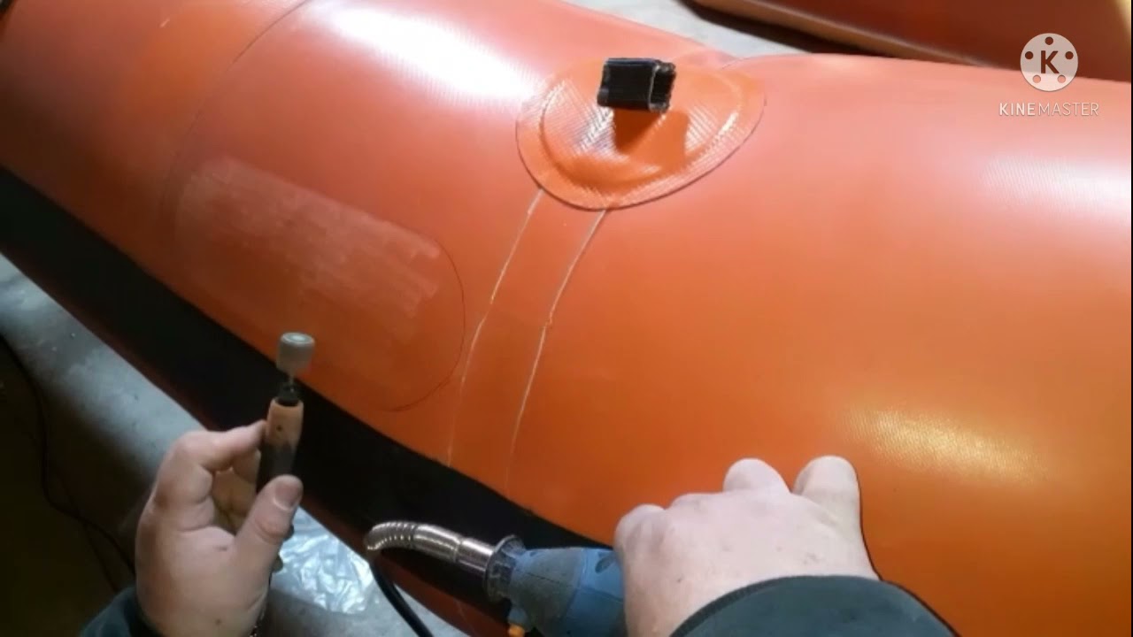 finalizando lixamento e aplicação de cola para colar alças do inflável.