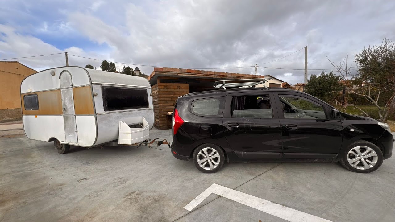 MODIFICANDO UNA CARAVANA VACIA CON MUY BAJO PRESUPUESTO, SE PUEDE VIVIR ASÍ????