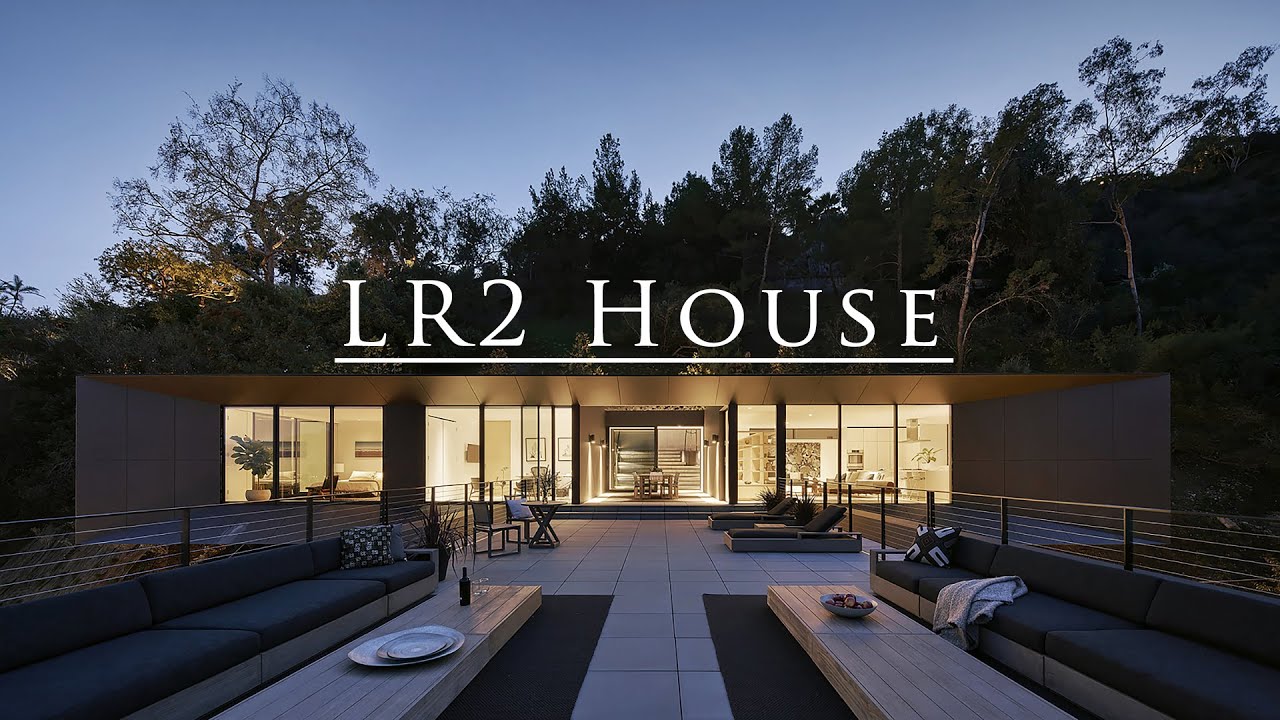 The modern house on the slope blends harmoniously into the natural landscape. Montalba Architects