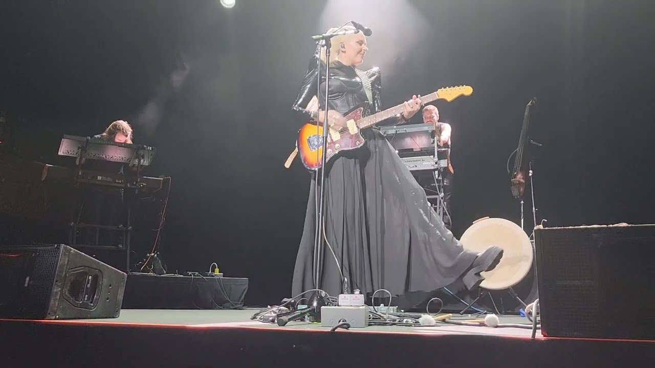 Falling Free by the incredible Eivør live from The Belasco on Los Angeles.