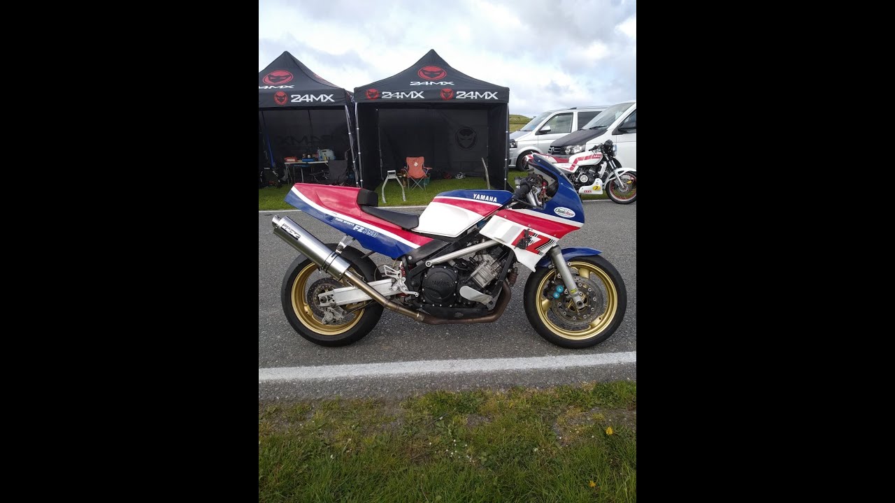 FZ750 having fun with the moderns, fast group trackday Pembrey 2022