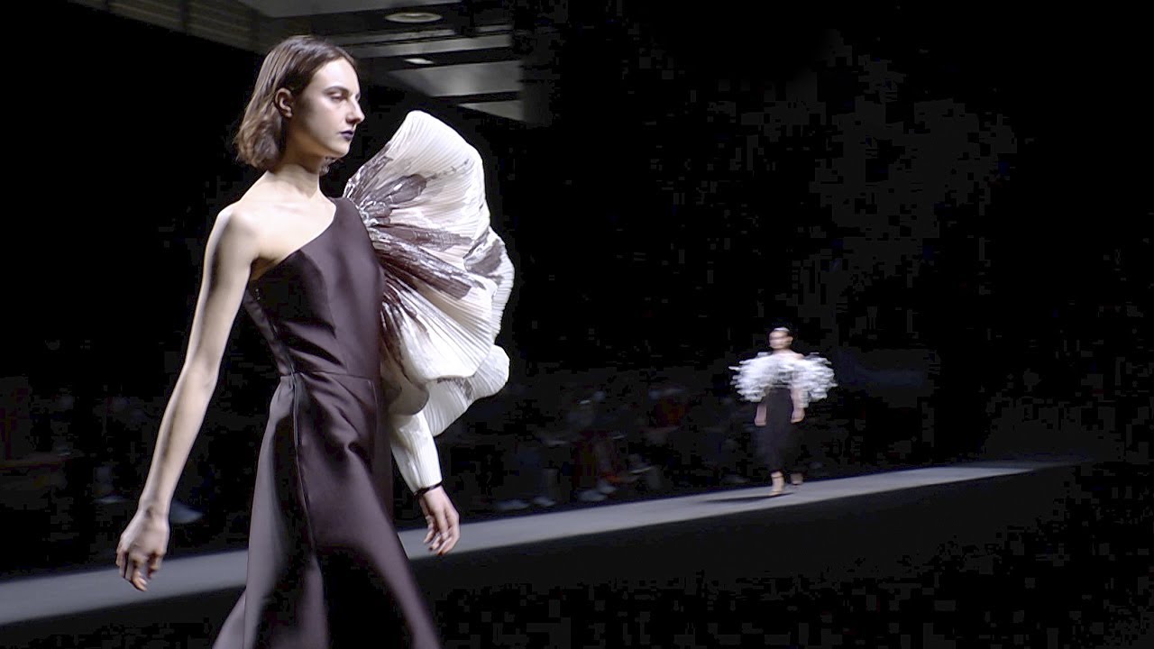 Isabel Sanchis | Fall Winter 2022/2023 | Full Show