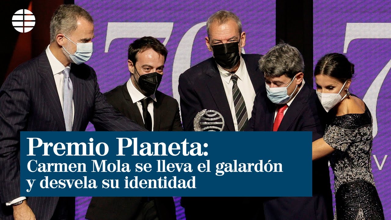 Carmen Mola recibe el Premio Planeta y desvela su identidad