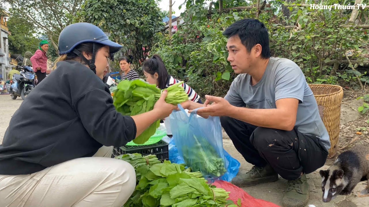 Умная циветта помогла человеку и последовала за ним на рынок, чтобы продать овощи.