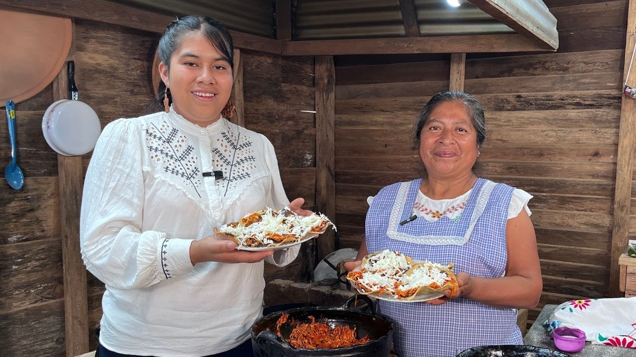 Receta auténtica de tinga de pollo con tostadas crujientes hechas en casa desde cero