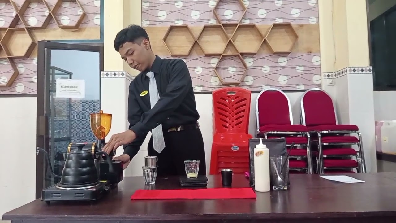 Praktek Barista membuat kopi dengan metode 