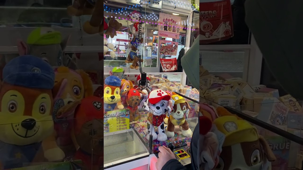 играю игровьй автомать в луна парке в первьй день откритья луна парк и вьйграл игрушку в автомате