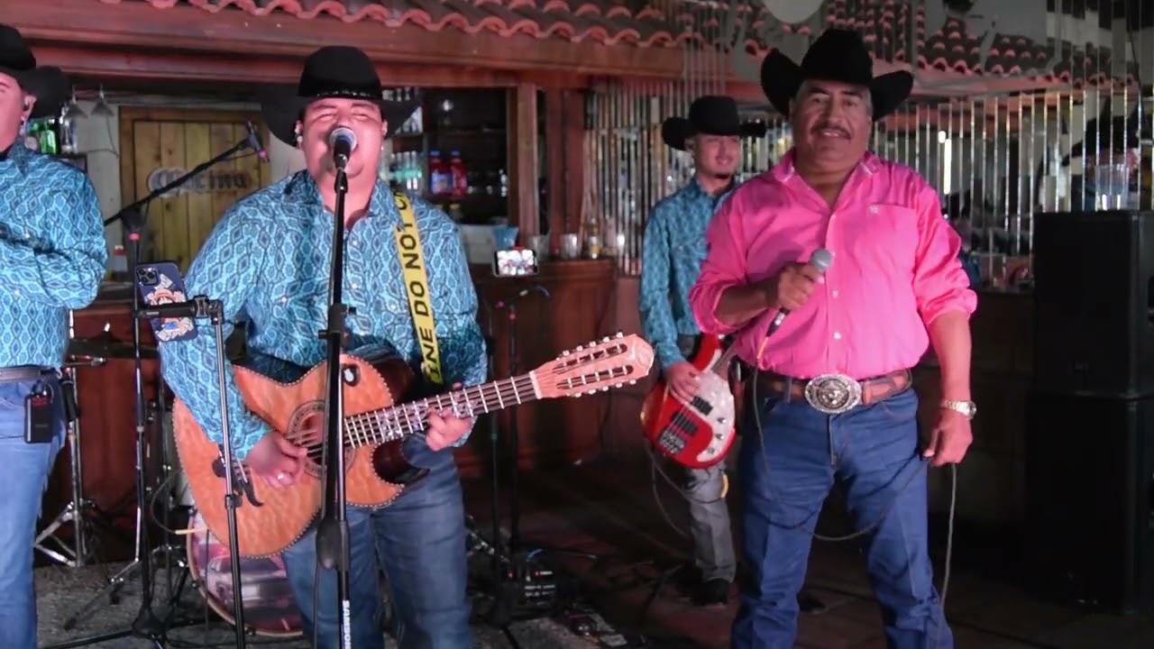 Los Fugitivos Del Norte Ft. Los Bravos de la Región -  La Única Estrella