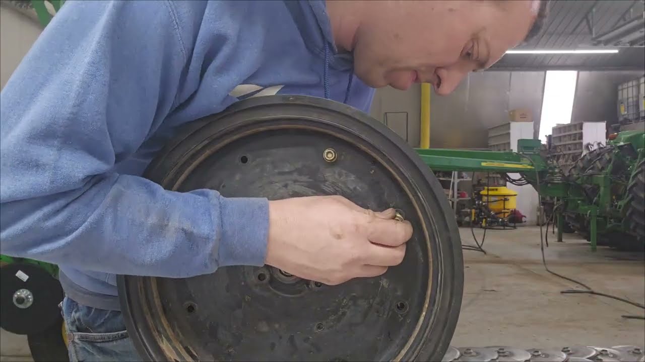 Надавливание на новую резиновую опору измерительного колеса