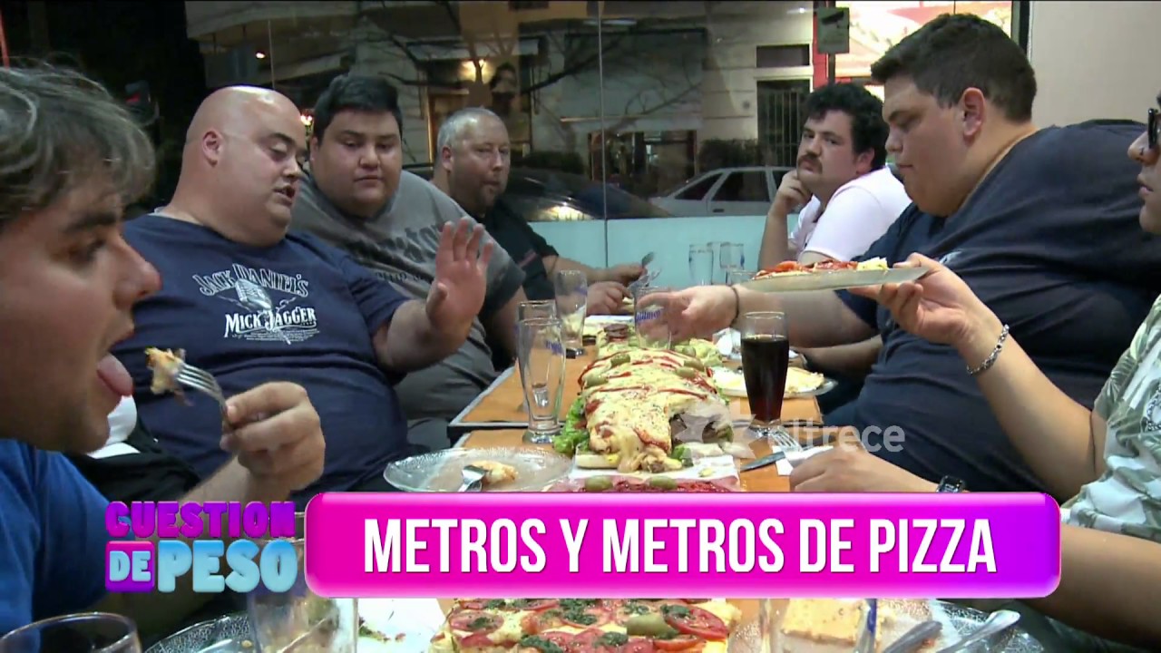 ¡Ellos comen metros y metros de pizza!