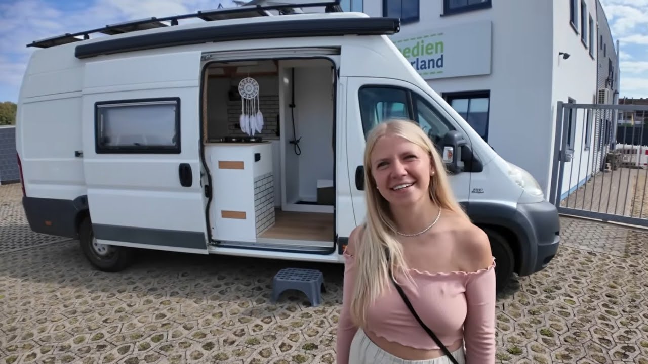 CAMPING FÜR IMMER: ALLES VERKAUFT! JUNGE FRAU (24) lebt fest im Wohnmobil Campervan 