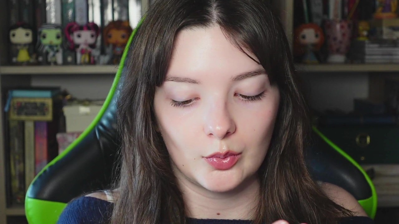 ASMR - random tapping + susurrando chisme + mouth sounds (qué llevo en mi neceser)