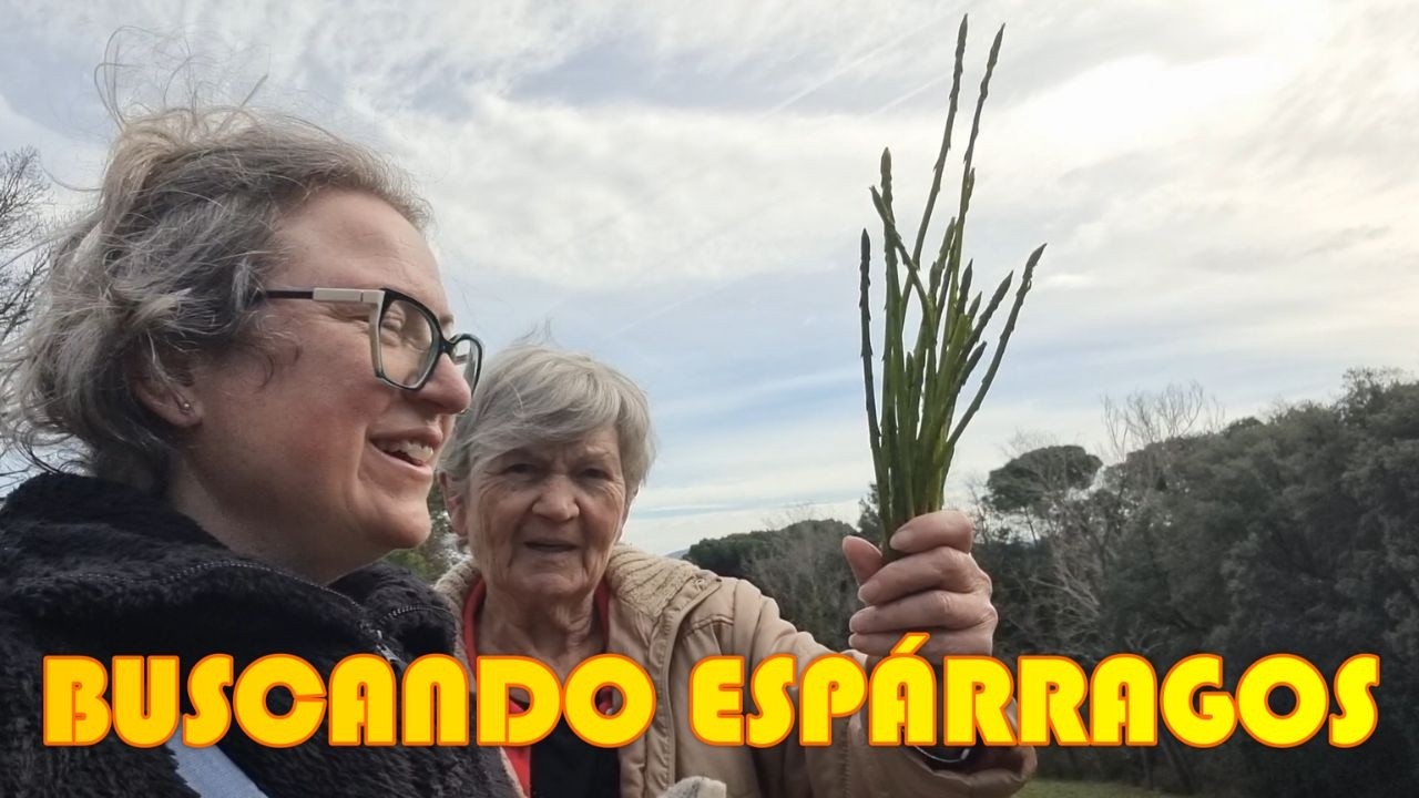 Buscando espárragos en la montaña con mi madre