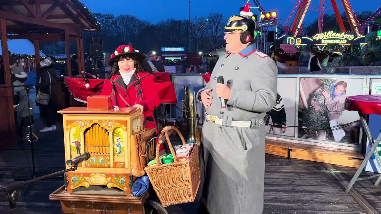 Berolinchen & Bärchen zur der Eröffnung vom Weihnachtsmarkt am Roten Rathaus in Berlin 2023.