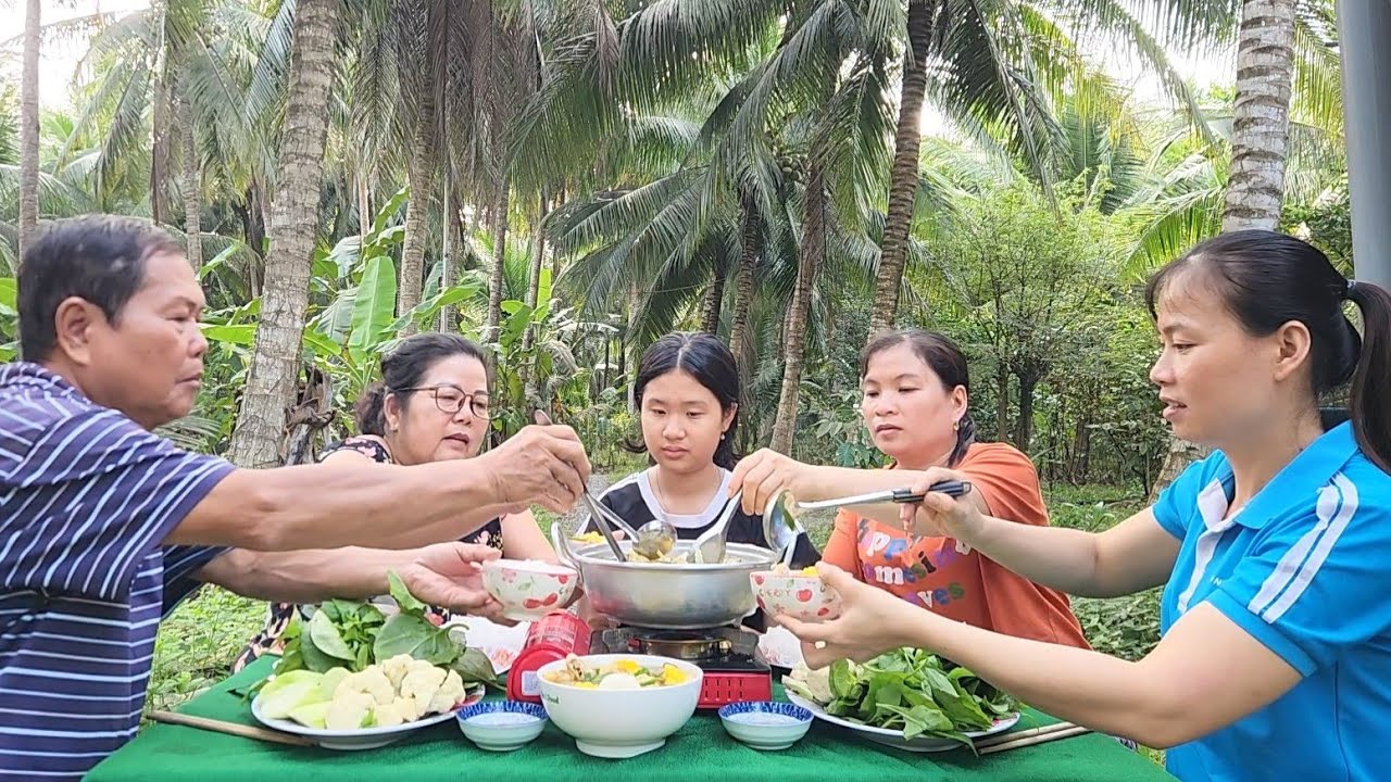 Quá Xá Đá với Món Gà Hầm Sả Nhúng Rau Cải Trời Ăn Xuất Mồ Hôi | TKQ & Family T2274