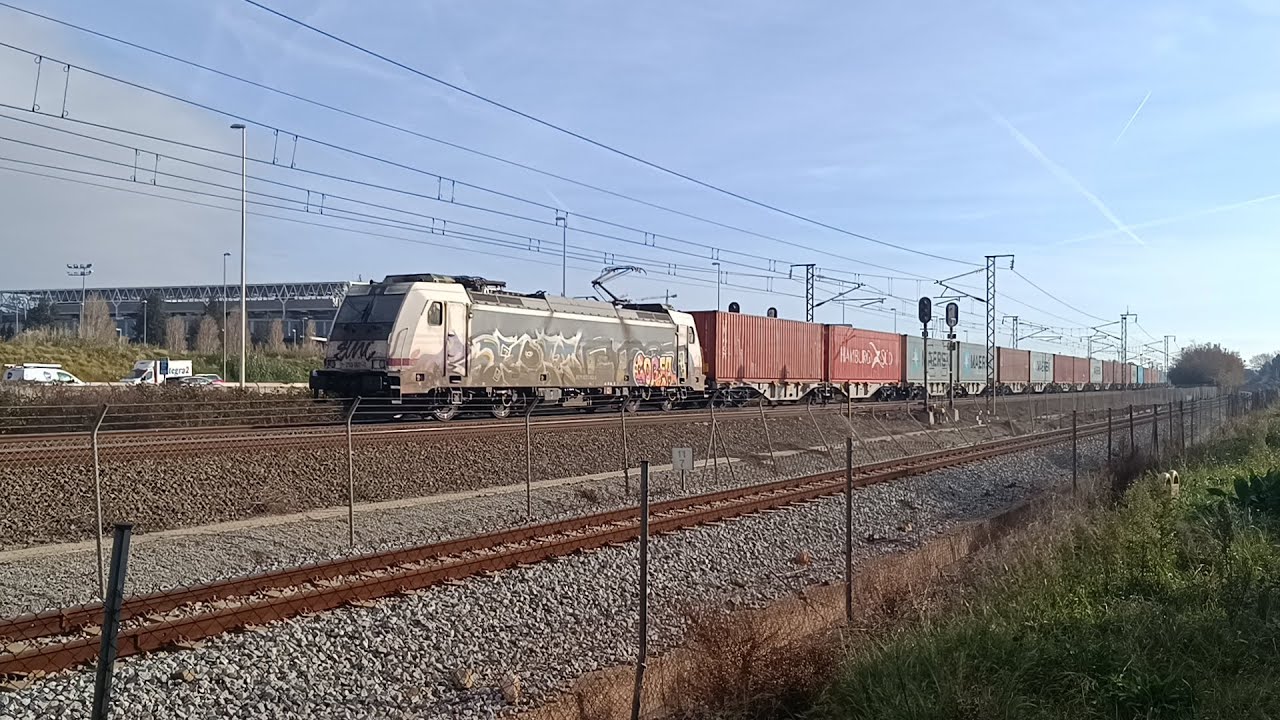 🇺🇦Електровоз Renfe 253 зі складом (контейнеровоз) проїжджає повз Splau