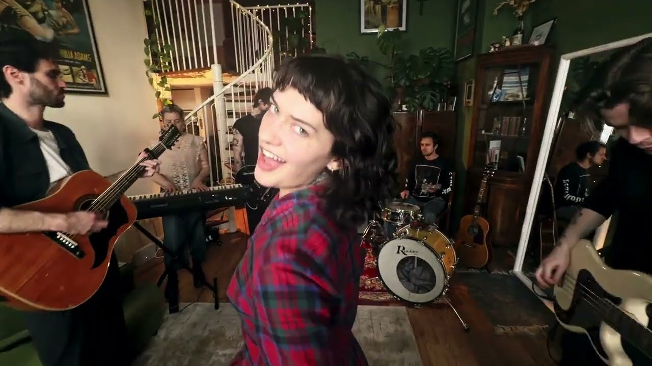 Mama, My Heart Is Achin' - Girl In The Year Above