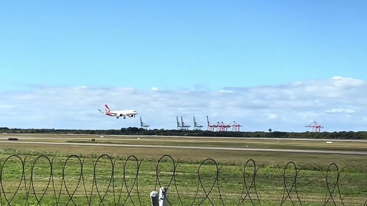 QANTASLINK QLK1254 A220-300 VH-X4G MEL-BNE #pilotlife #qantas #qantaslink #melbourne #qld