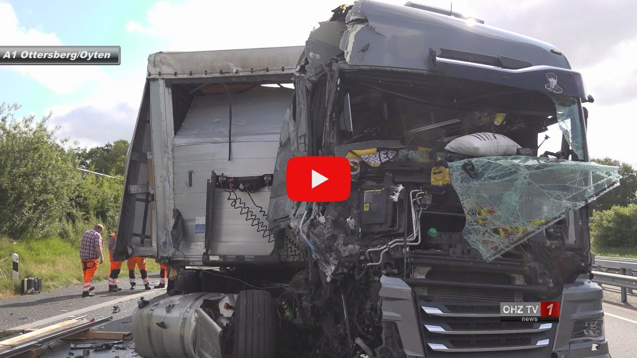 Lkw fährt in Stauende und schiebt zwei weitere Lastwagen ineinander