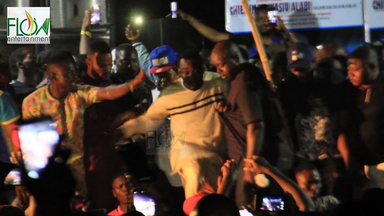 SEE HOW PASUMA USE HIS LEG TO PUSH SAHEED OSUPA FANS ON STAGE AT OKE-ODE DAY 2019
