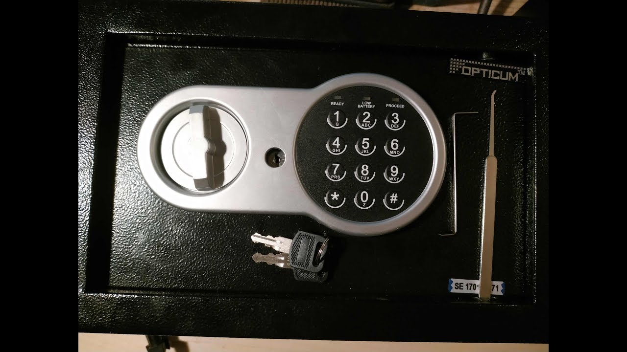Mały sejf Opticum - pr&oacute;ba otworzenia bez klucza, hałasu i bez niszczenia..