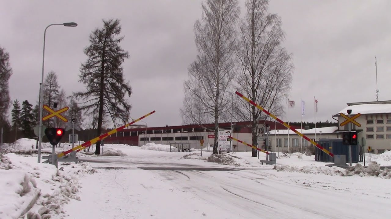 VR shunter passed TEHTAANTIE (km 0168+0144) level crossing @ Heinola, Finland